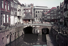 857613 Gezicht op de Kalisbrug over de Oudegracht te Utrecht, met links de Zoutmarkt en rechts de Vismarkt.